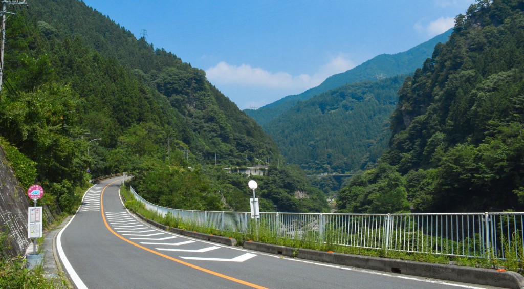 栗山停留所を臨む