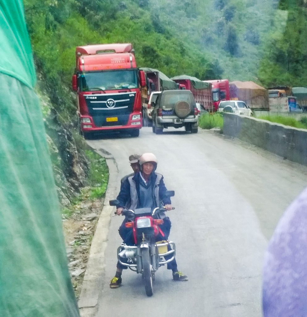 狭い山道に大型トラックが何台も