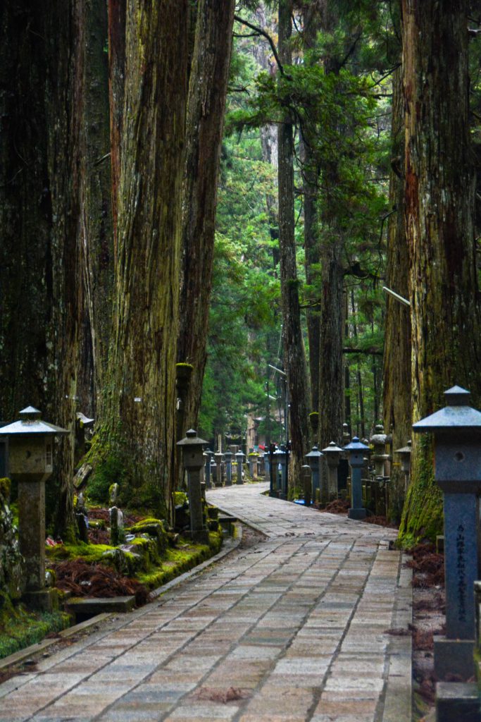 奥の院へと向かう参道