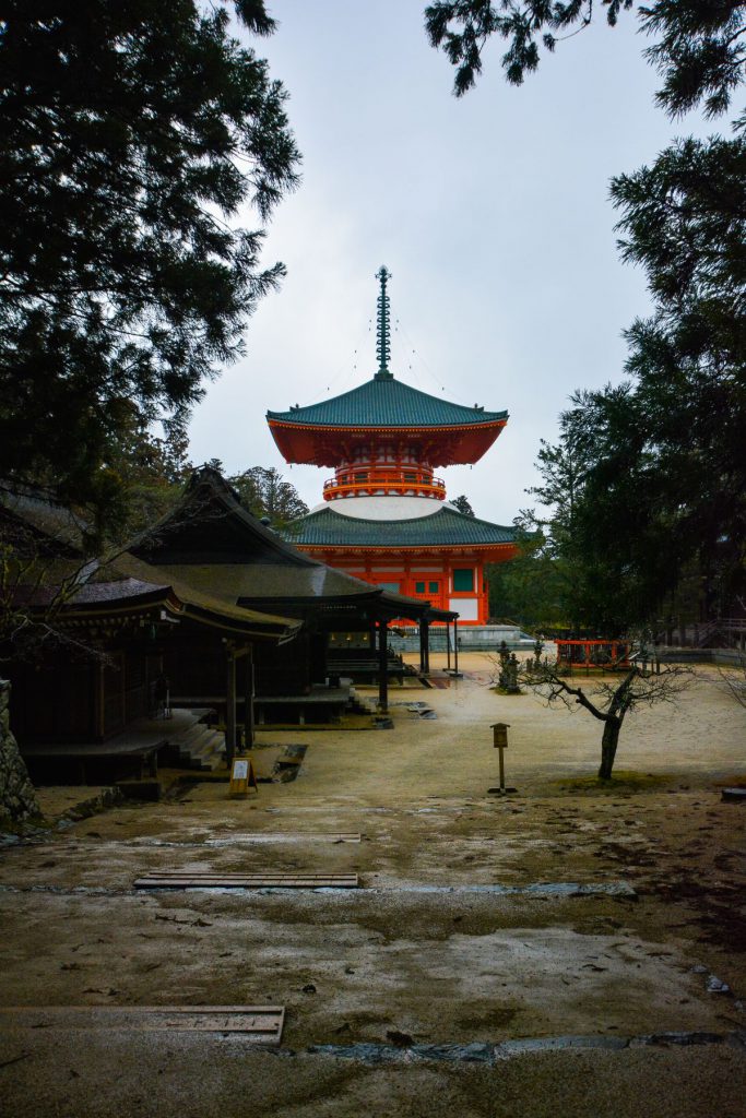 雨のため、人気のない壇上伽藍（だんじょうがらん）